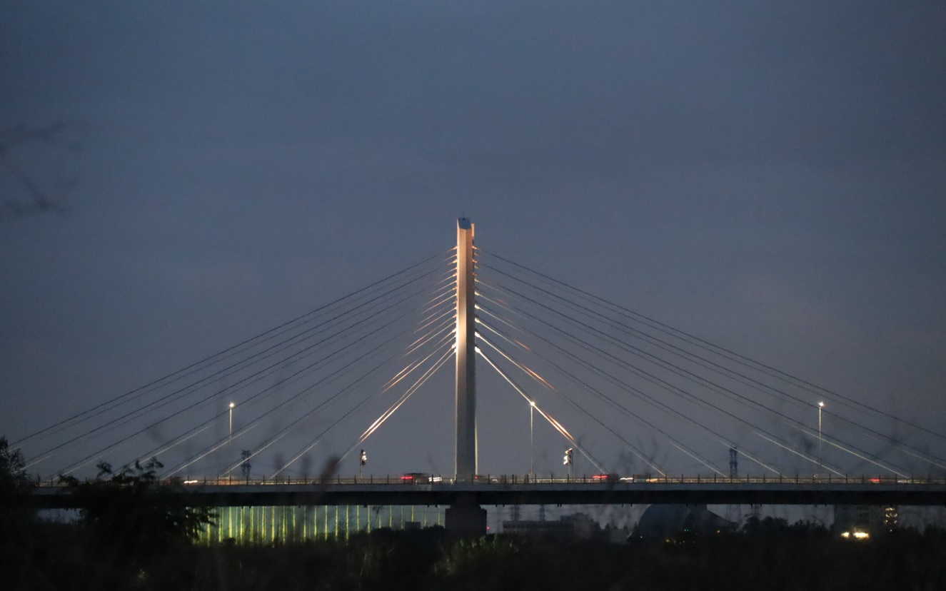 大雨後濁流の利根川伊勢崎市付近から眺めた坂東大橋_2022年5月27日19時40分頃気温22度_