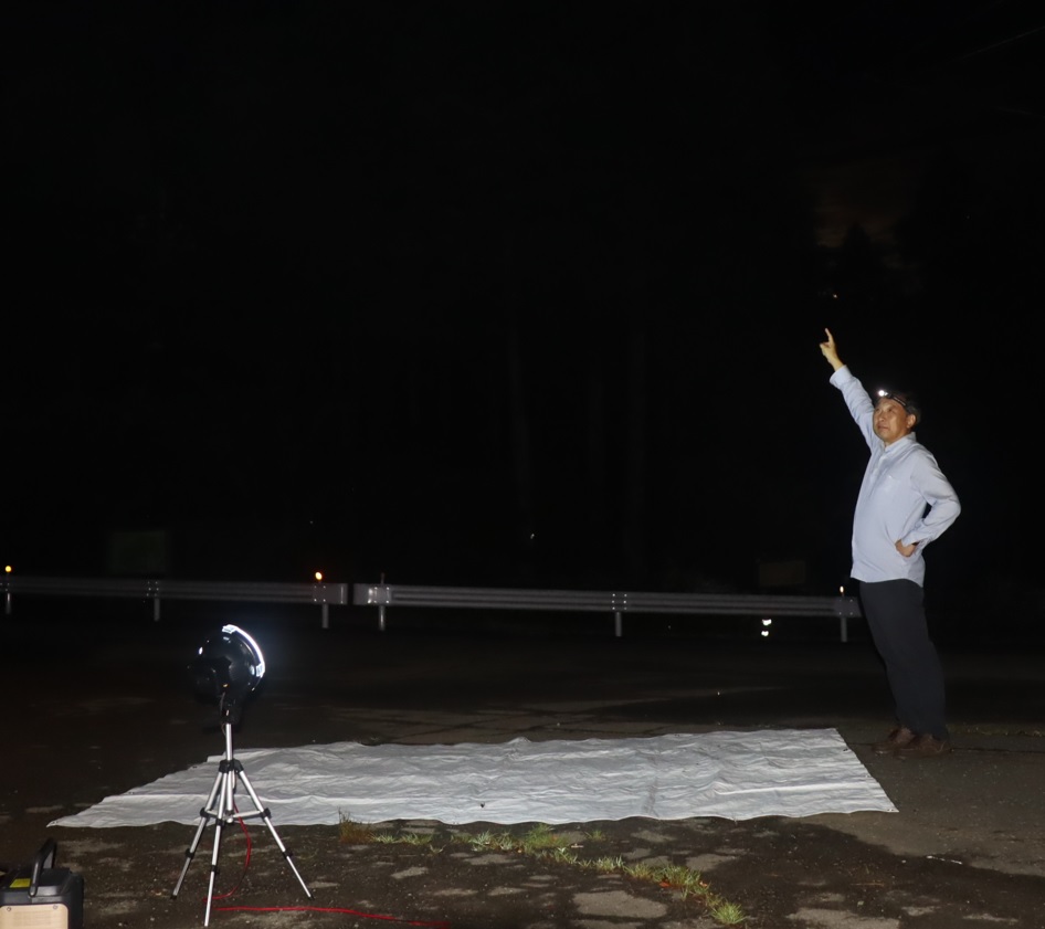 スポットライトを浴びてポーズを決めるＩハカセ-Ｔ峠_2023年8月1日20時10分気温20度