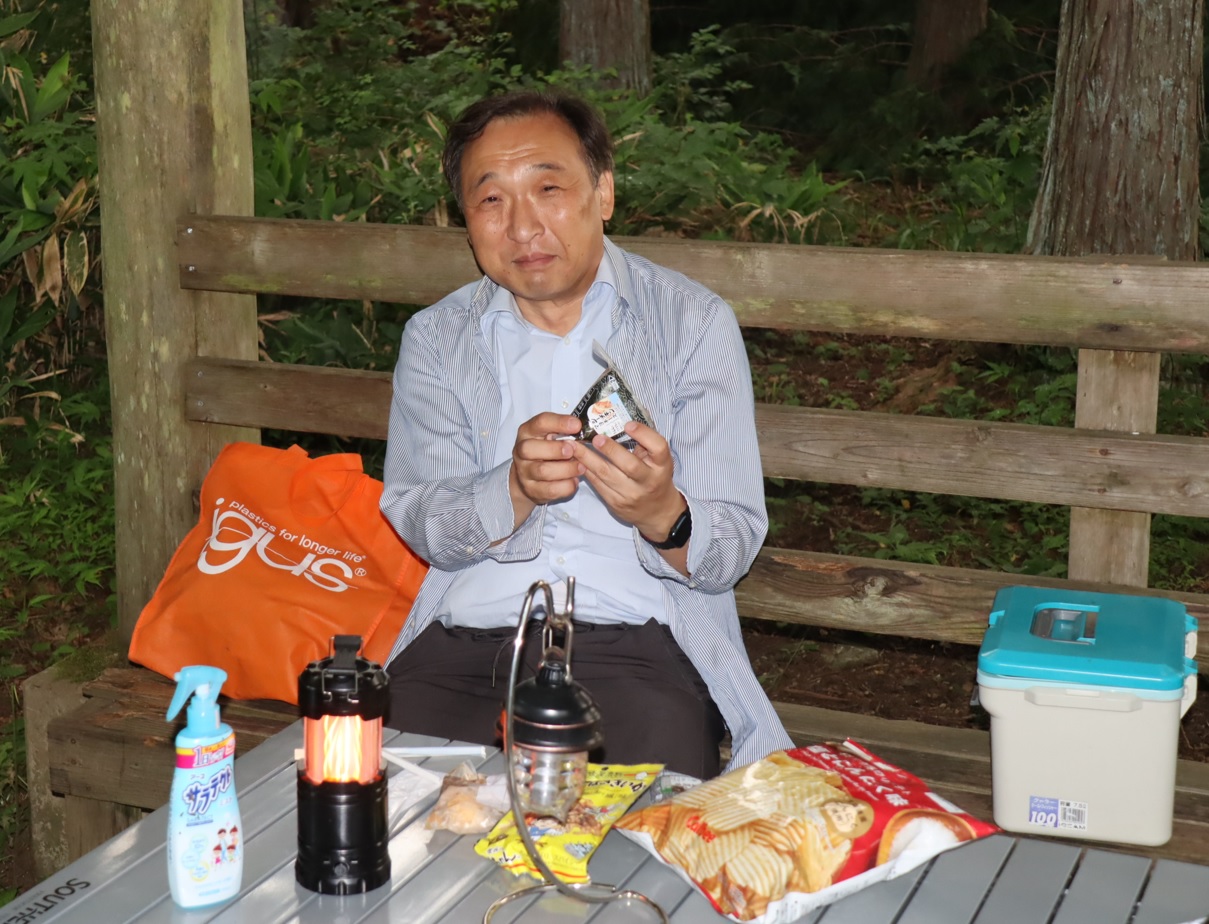 標高８５５ｍＯ峠の東屋くつろぐ霧男ことＩハカセ_2023年7月20日18時15分気温22度