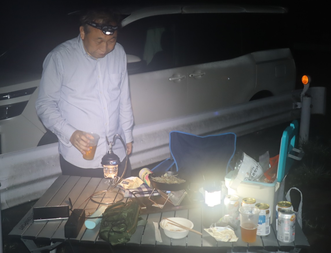 調理に専念するＩハカセ_昆虫ライトウォッチング-Ｔ峠_2023年8月1日20時35分気温20度